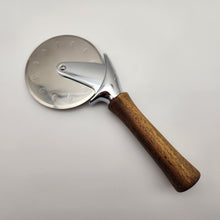 Load image into Gallery viewer, Pizza cutter in bacote
